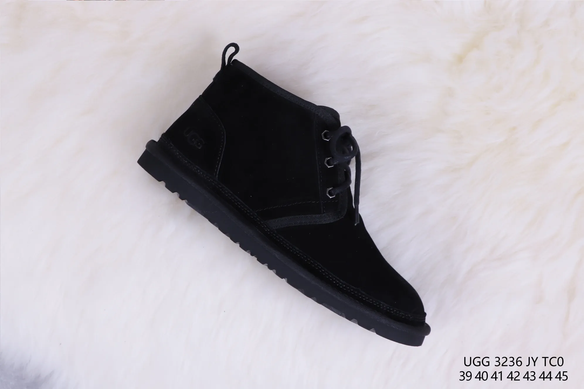 💰520 UGG 3236 Black M Neumel Product Description: As an extension of the classic series, the low-profile outsole and upper of the classic lightweight series are inspired by classic styles, presenting the comfort and luxury of UGG. Upper: cow leather, soft suede upper. Insole: 17mm UGGpure™ wool cushioning foam insole. Sole: Treadlite by UGG™ Light wing technology outsole - non-slip, cushioning, wear resistance, and good elasticity Heel: with brand LOGO on the side Size: 35 36 37 38 39 40 41 42 43 44 45